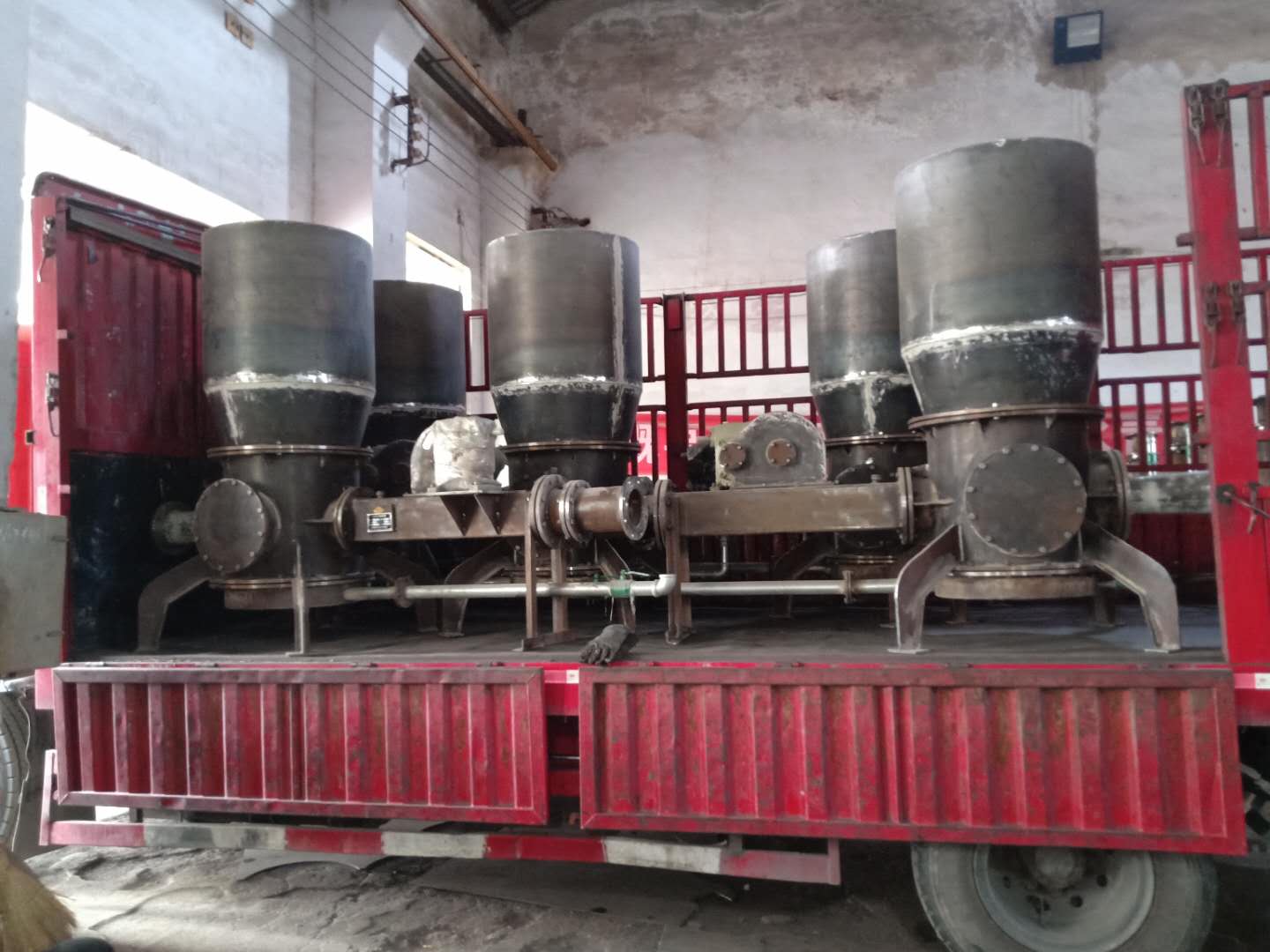 发往石家庄的气力草莓视频污视频设备正在装车中
