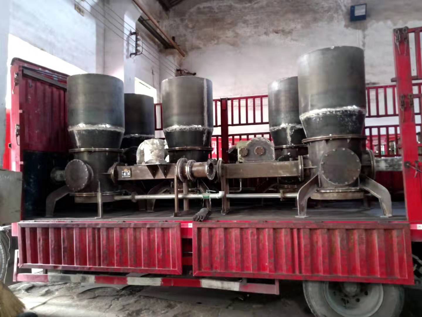 发往山东的气力草莓视频污视频设备正在装车中